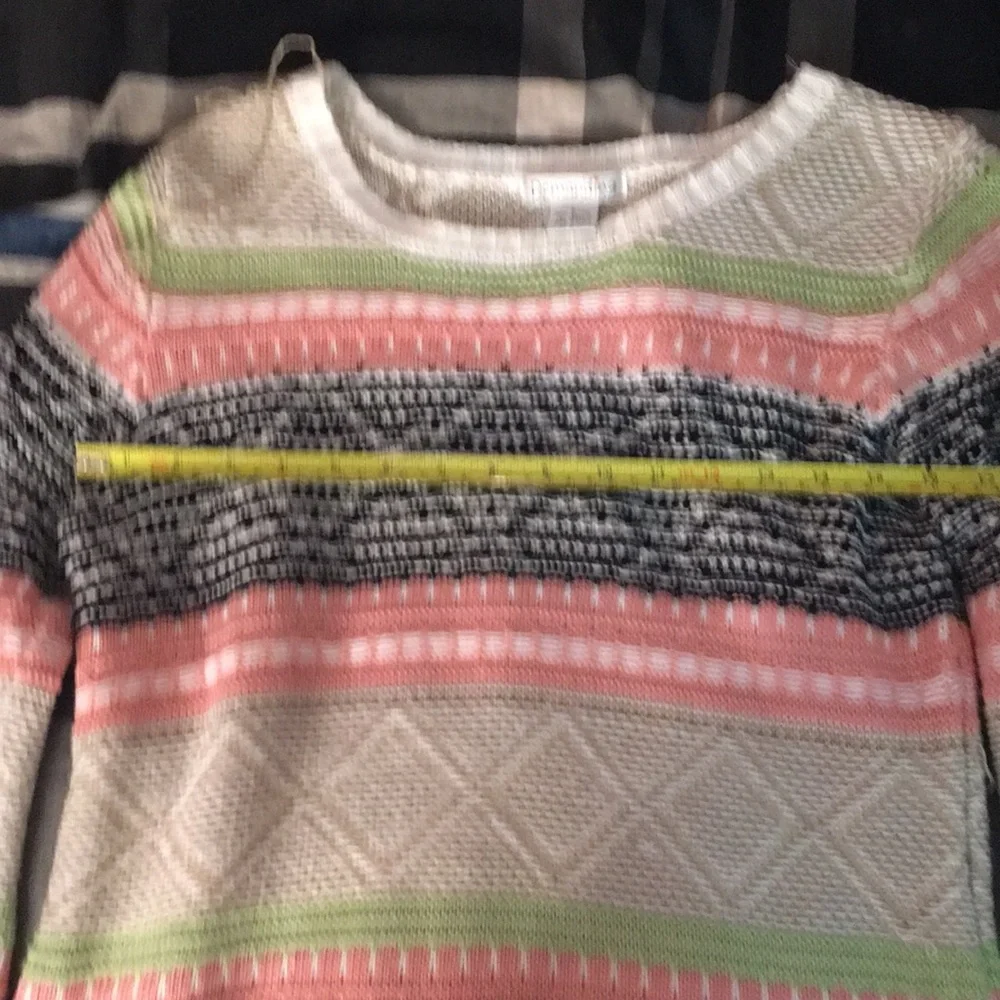 A medium colorful sweater - Picture 3 of 4